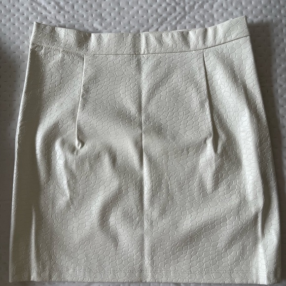 White mini skirt with reptile print from Shein - Picture 3 of 4